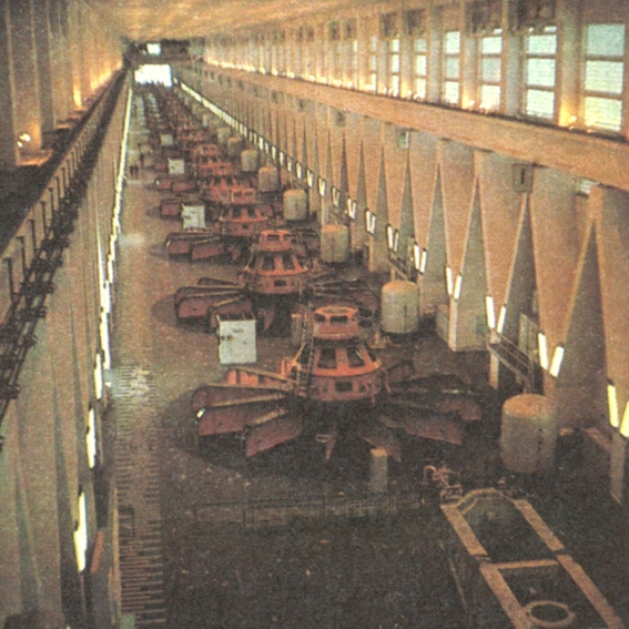 Машинный зал гидроэлектростанции.