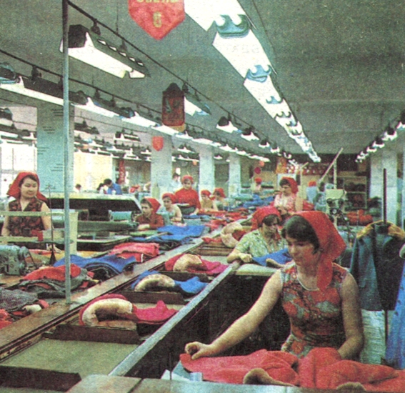 В пошивочном цехе Тираспольской швейной фабрики