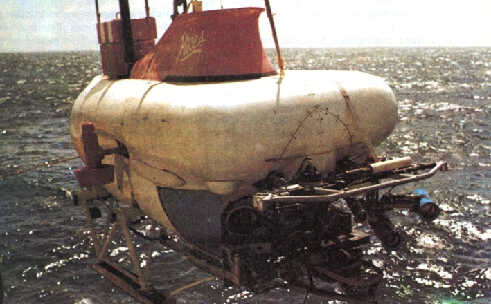 Подводный обитаемый аппарат "Пайсис-XI" спускается в океан с борта научно-исследовательского судна Института океанологии имени П. П. Ширшова Академии наук СССР.