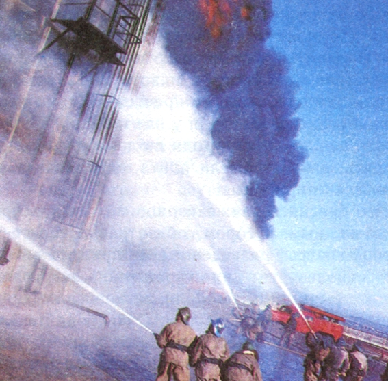 Пожарники тушат пожар
