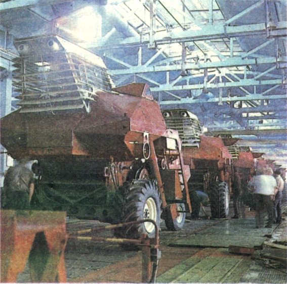 Комбайны на конвейере Ростовского производственного объединения "Ростсельмаш".