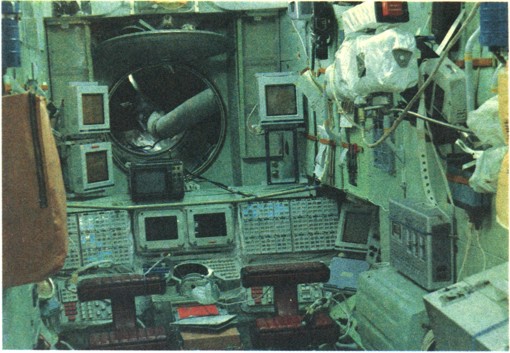 Интерьер рабочего отсека станции "Мир". Фото космонавтов В. Соловьева и JI. Кизима.