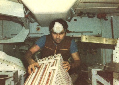 Космонавт А. Лавейкин готовит к установке дополнительную солнечную батарею на станции "Мир".