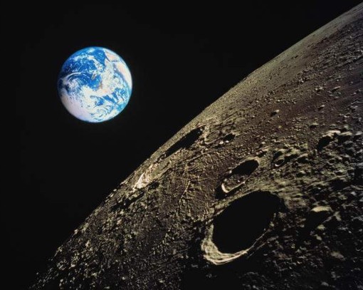 Фотография луны и земли
