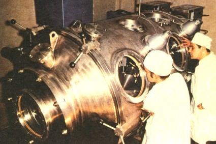 Ученые изучают грунт, доставленный с Луны советской автоматической станцией.