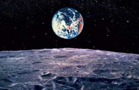 Фотография лунной поверхности