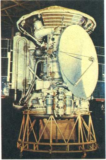 Космический аппарат "Марс-3" в заводском цехе.