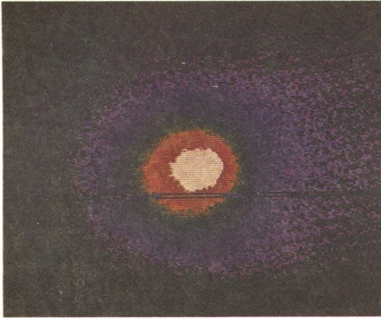 Так выглядит комета Галлея на одном из телевизионных кадров, снятых станцией "Вега-1" 5 марта 1986 г. (цвета условные).